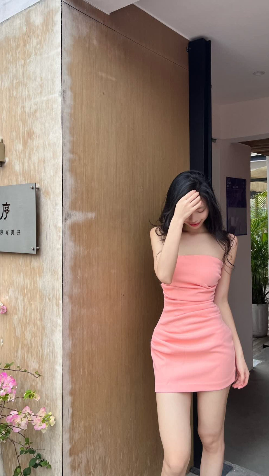 Angela – Plissiertes, trägerloses Minikleid in Rosa