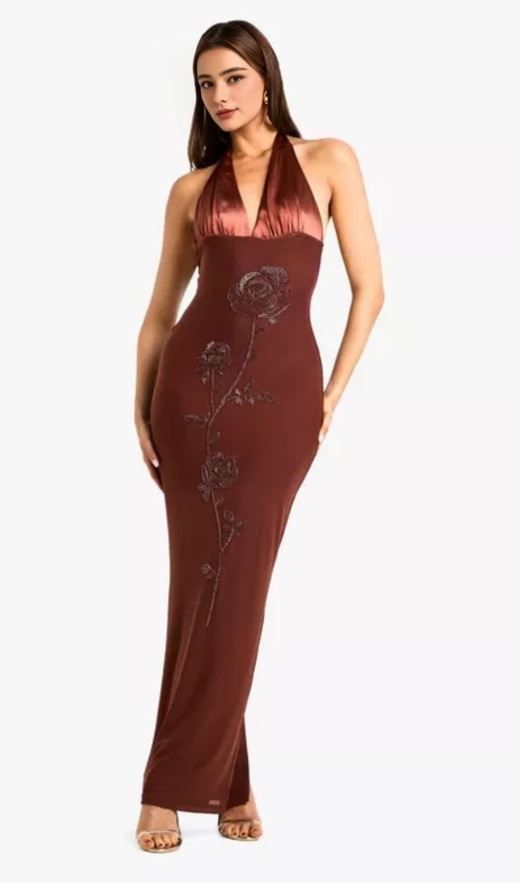ABITO LUNGO IN RASO FLOREALE CON PERLINE E SCOLLO A V, COLOR MARRONE