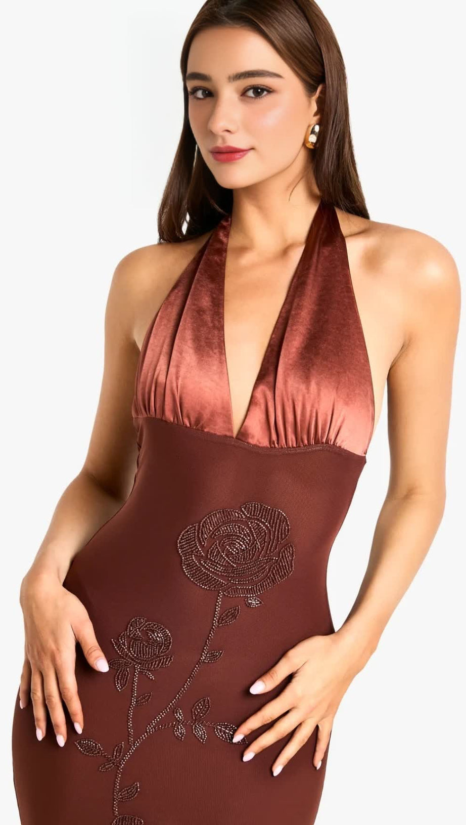 ABITO LUNGO IN RASO FLOREALE CON PERLINE E SCOLLO A V, COLOR MARRONE