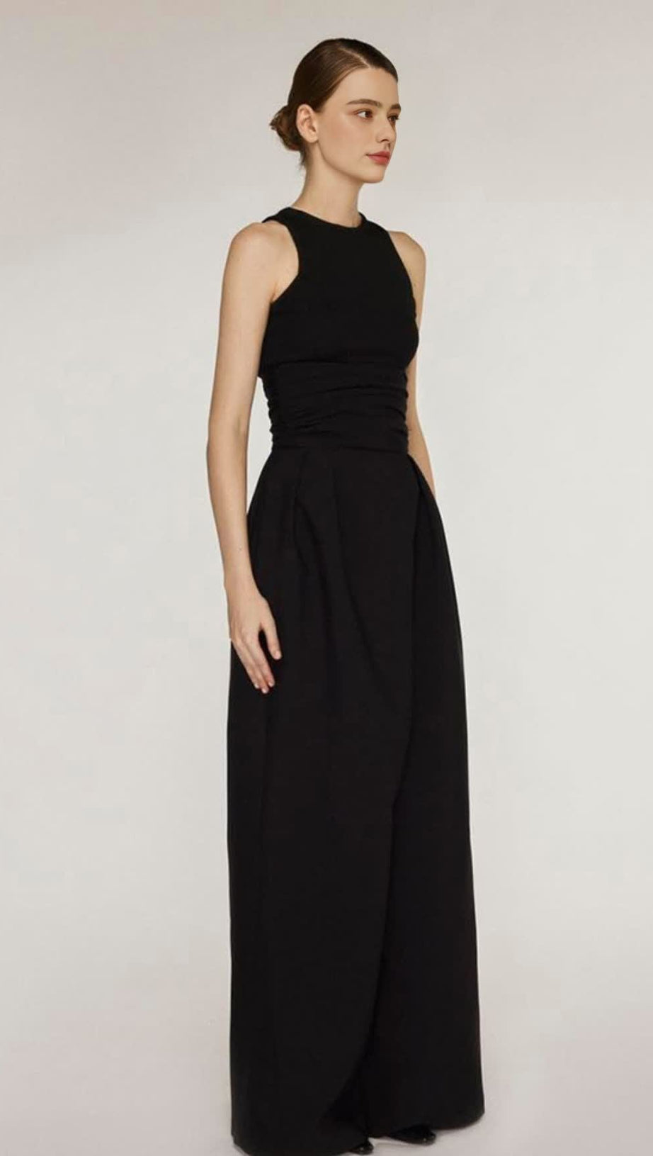 Ärmelloses Stretch-Tanktop-Set mit Bundfaltenhose in Schwarz