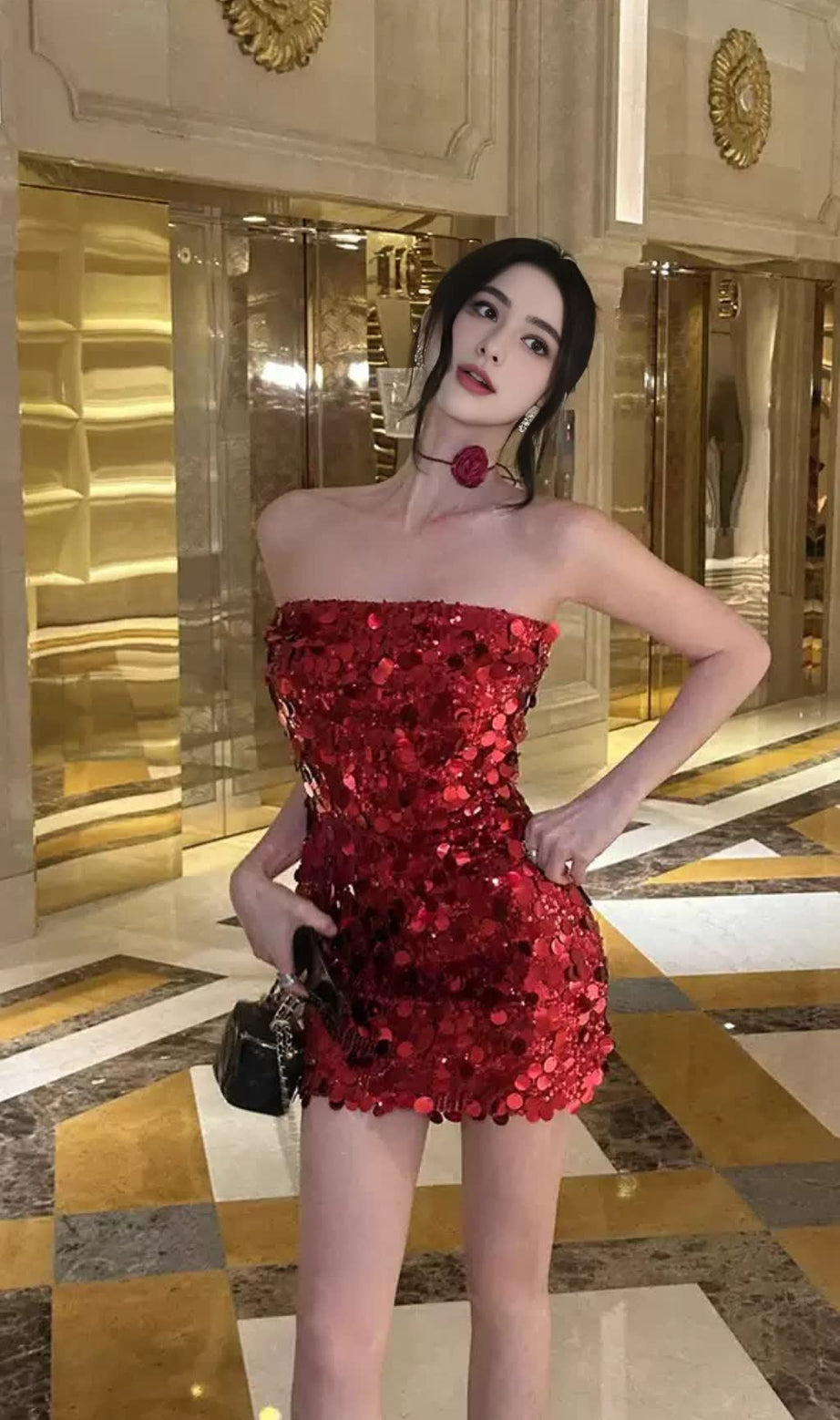 ROTES TRÄGERLOSES HOCO-MINIKLEID MIT PAILLETTEN