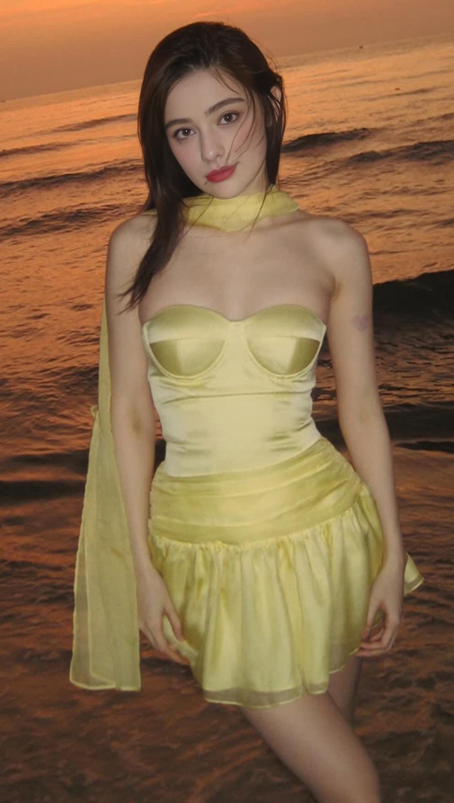 GELBES TRÄGERLOSES SATIN-MINIKLEID MIT NECKHOLDER