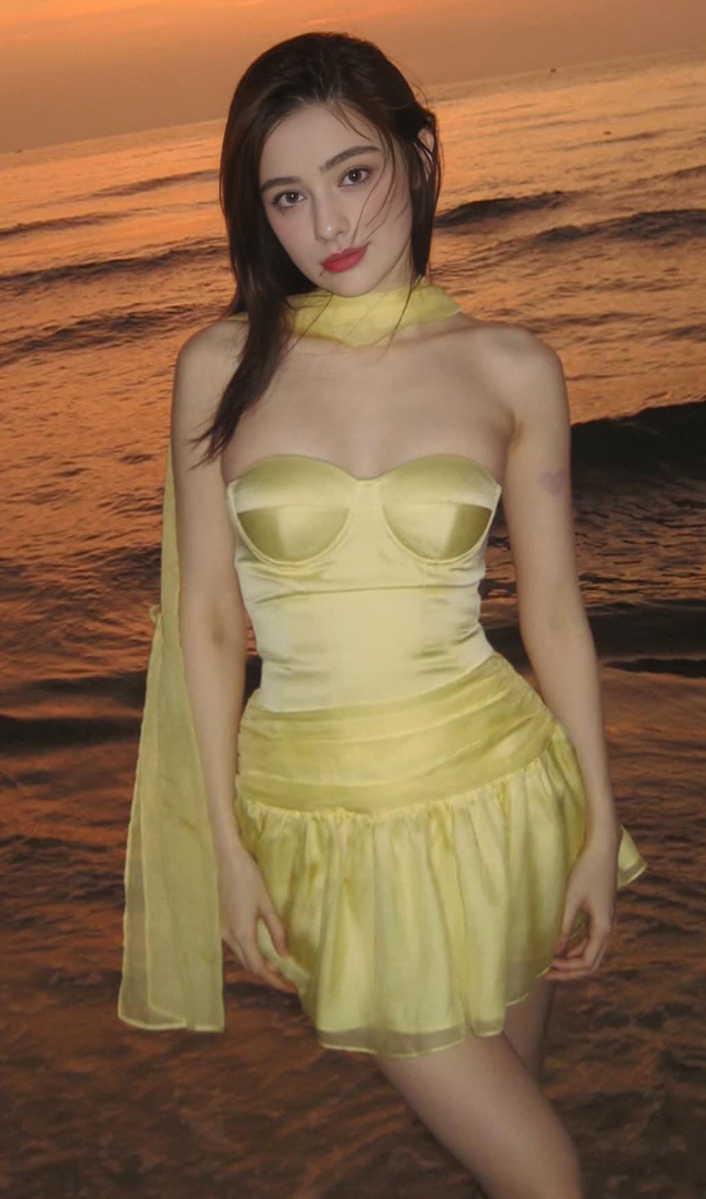 GELBES TRÄGERLOSES SATIN-MINIKLEID MIT NECKHOLDER