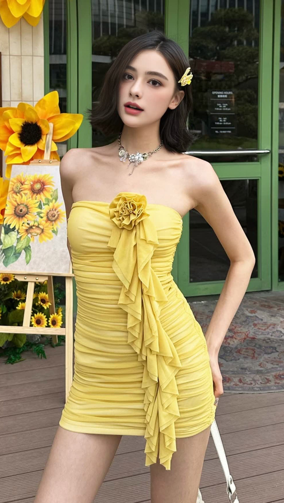 Gelbes trägerloses HOCO-Minikleid mit Blumendekor und Rüschen