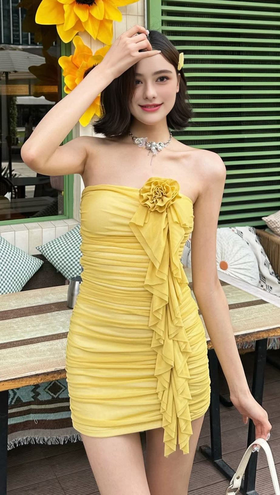 Gelbes trägerloses HOCO-Minikleid mit Blumendekor und Rüschen