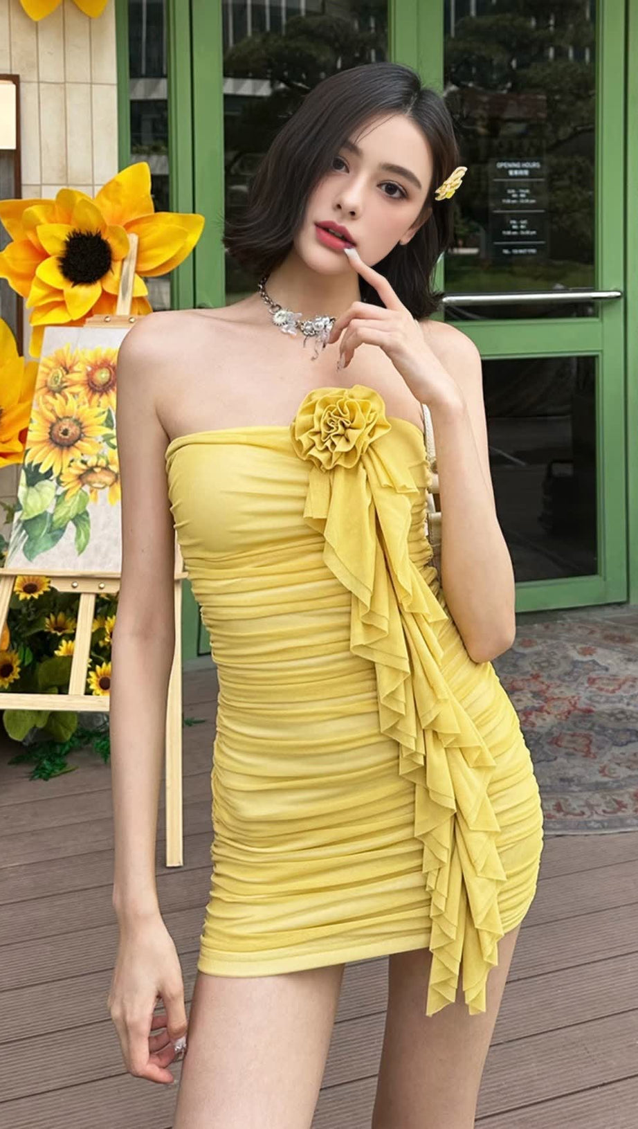 Gelbes trägerloses HOCO-Minikleid mit Blumendekor und Rüschen