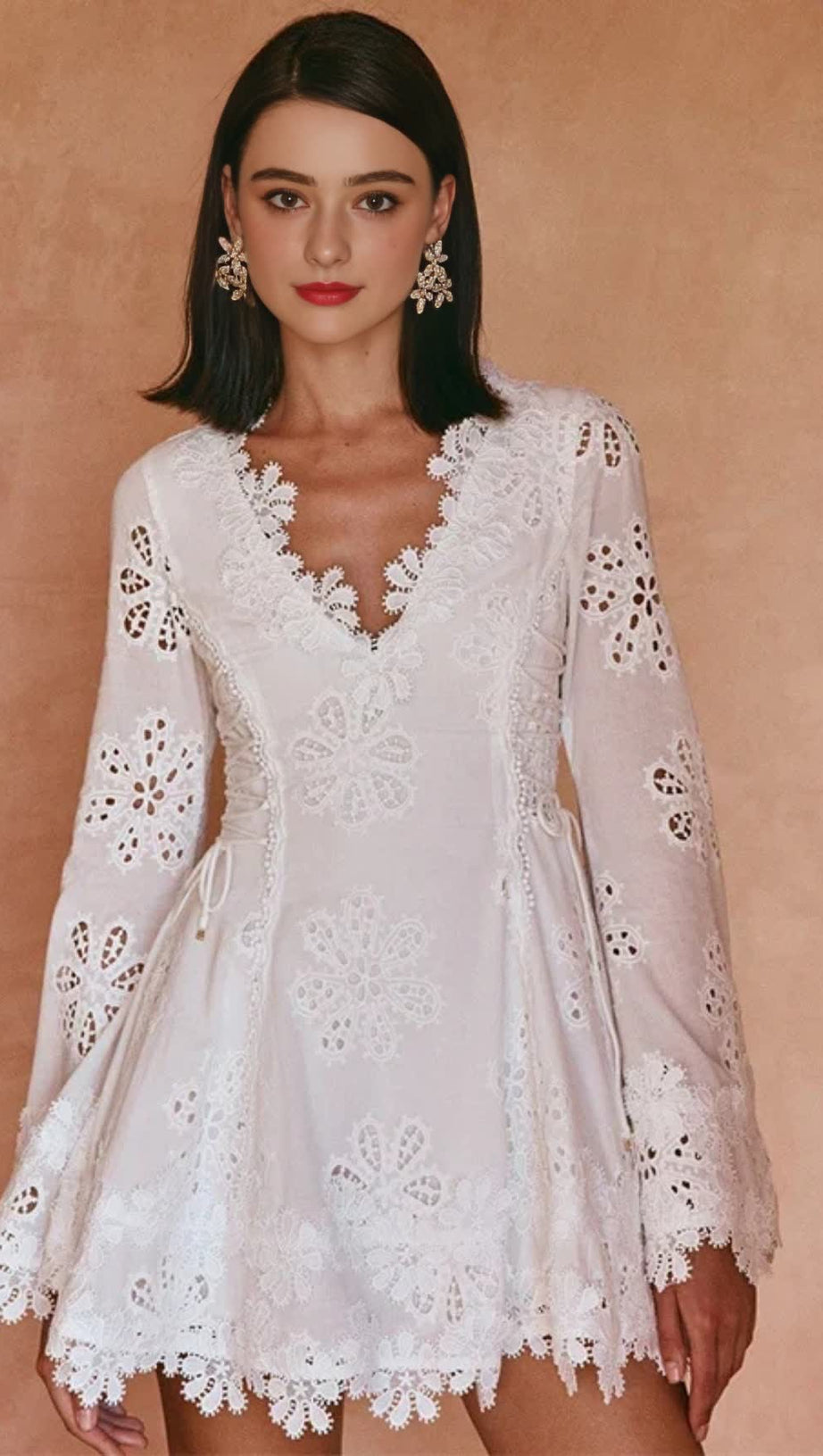 Weißes Minikleid mit V-Ausschnitt und Glockenärmeln aus Spitze für den Herbst 