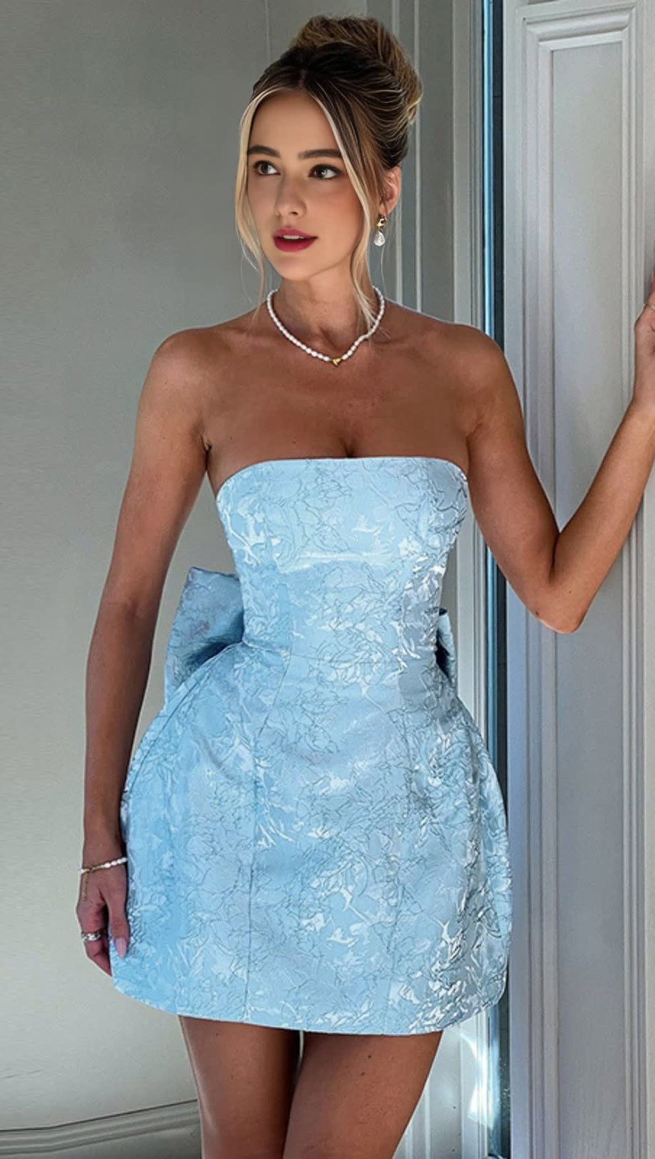 Blaues trägerloses Brokat-Minikleid mit Schleife auf der Rückseite 