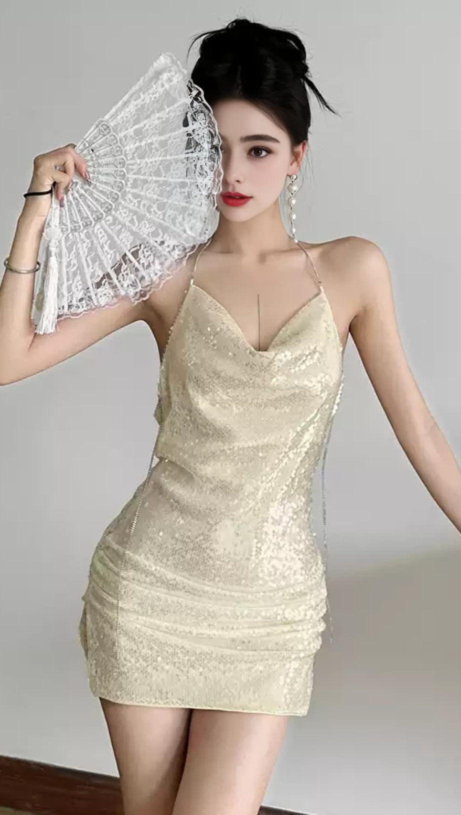 Aprikosenfarbenes, gerüschtes Homecoming-Kleid mit Neckholder und Pailletten 