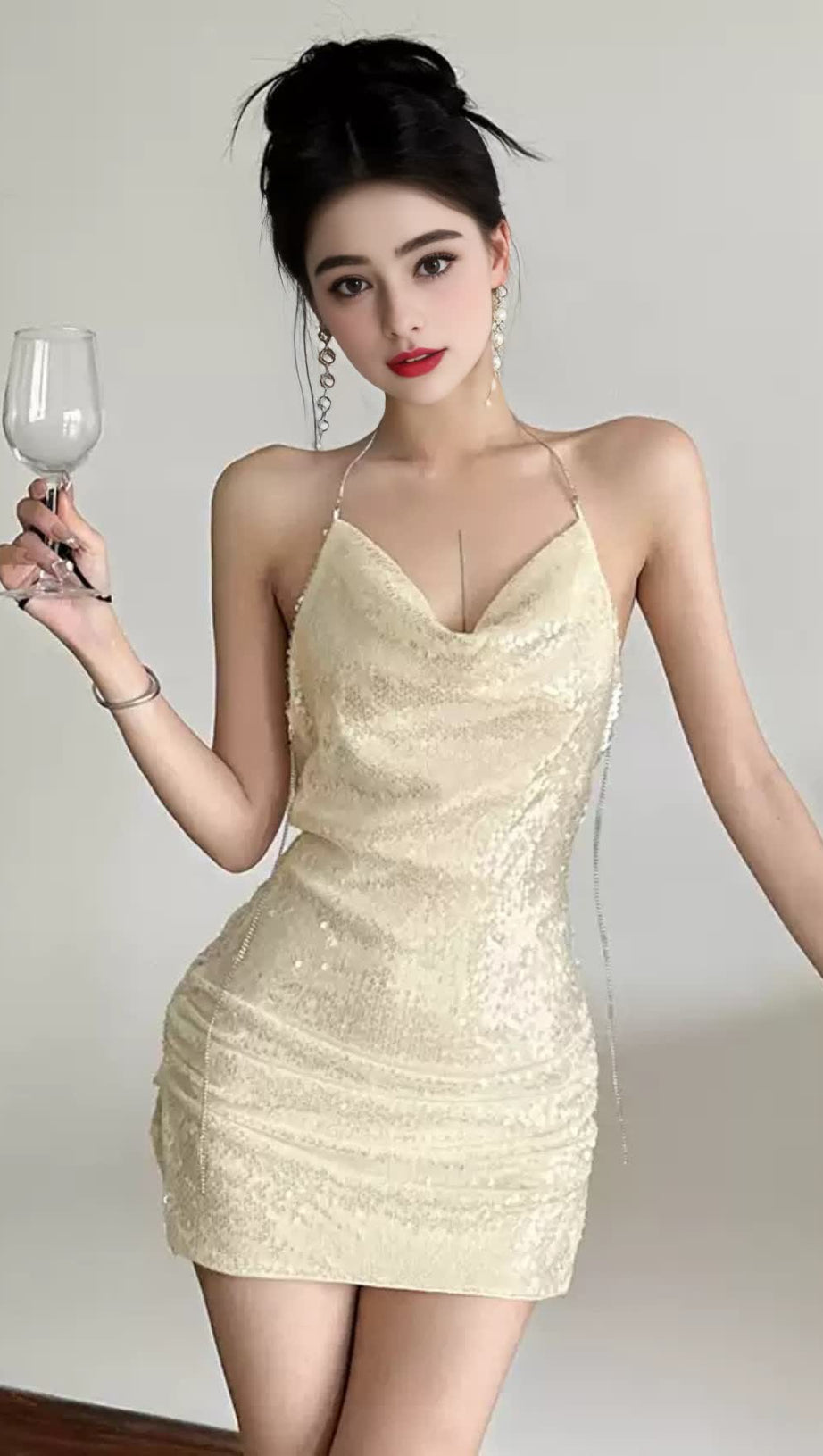 Aprikosenfarbenes, gerüschtes Homecoming-Kleid mit Neckholder und Pailletten 