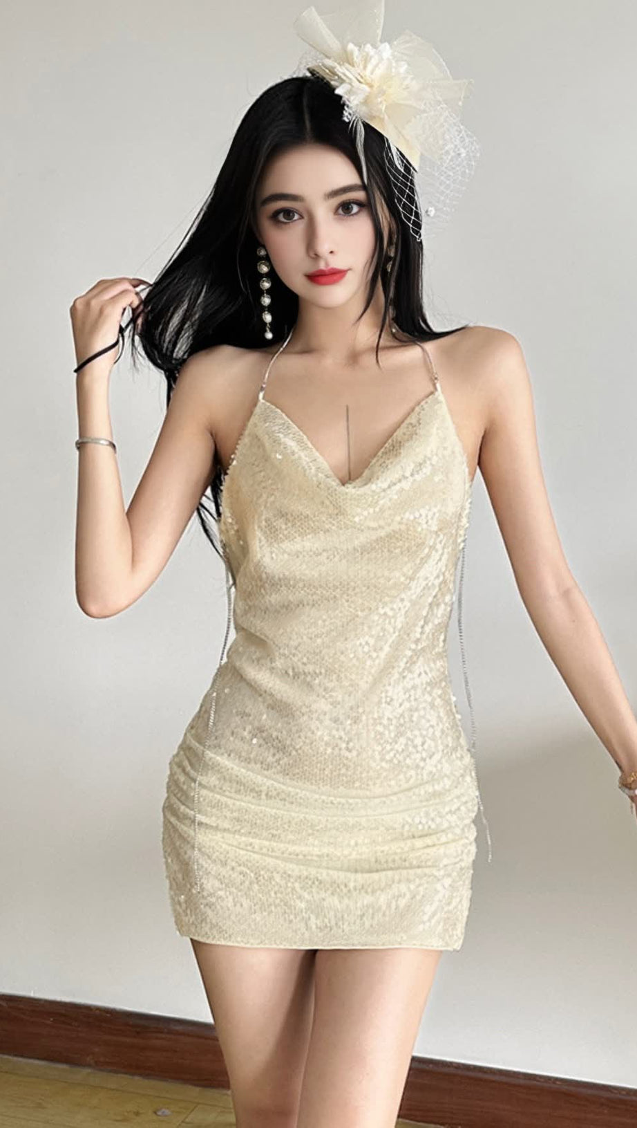 Aprikosenfarbenes, gerüschtes Homecoming-Kleid mit Neckholder und Pailletten 