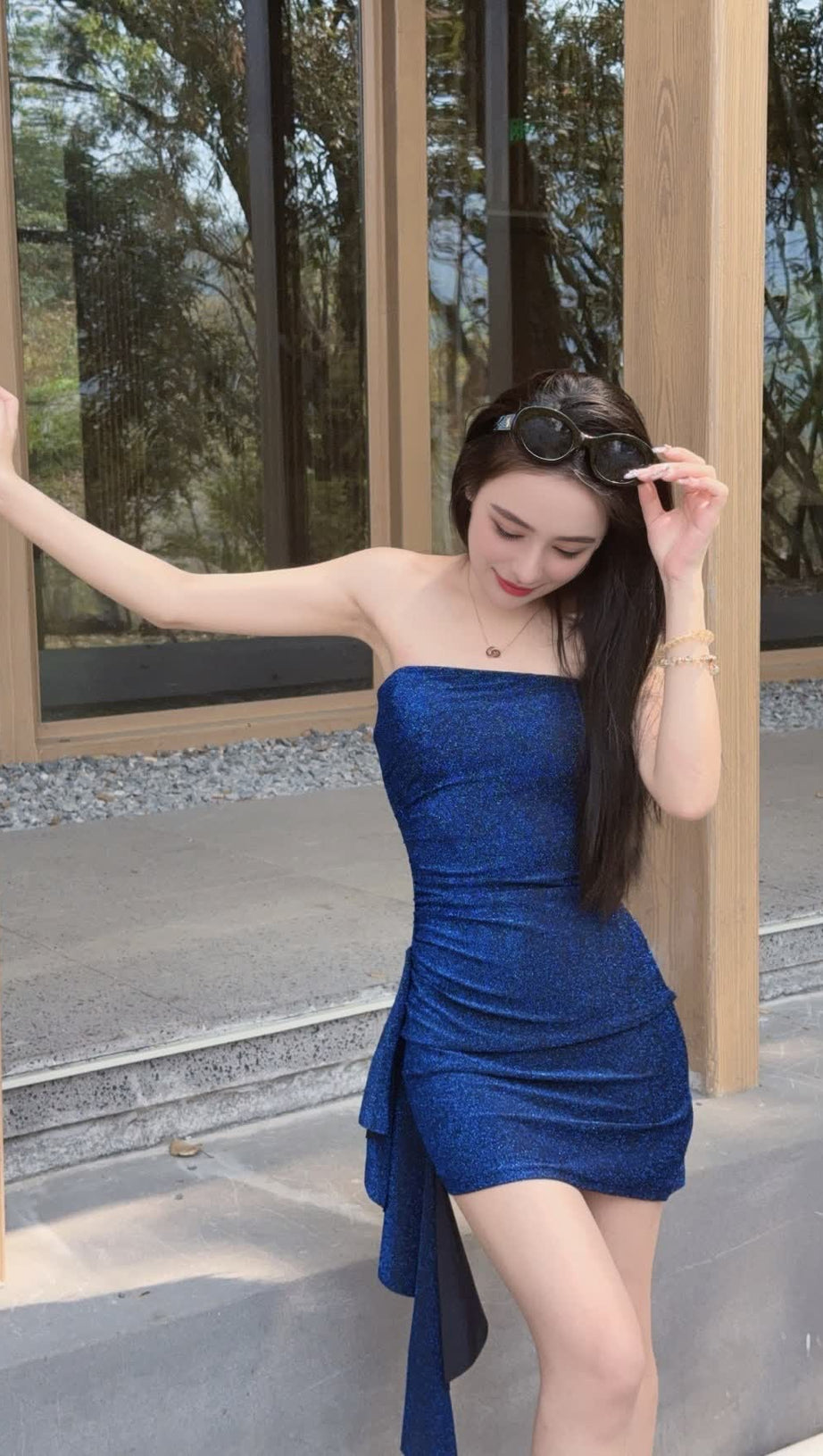 Trägerloses, glitzerndes, königsblaues Hoco-Kleid mit asymmetrischer Rüsche 