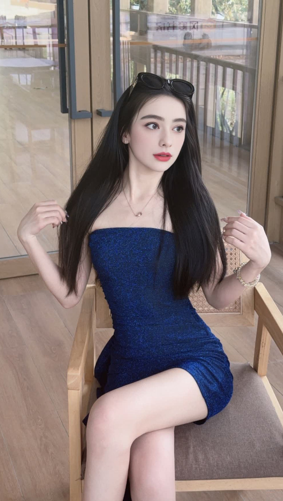 Trägerloses, glitzerndes, königsblaues Hoco-Kleid mit asymmetrischer Rüsche 