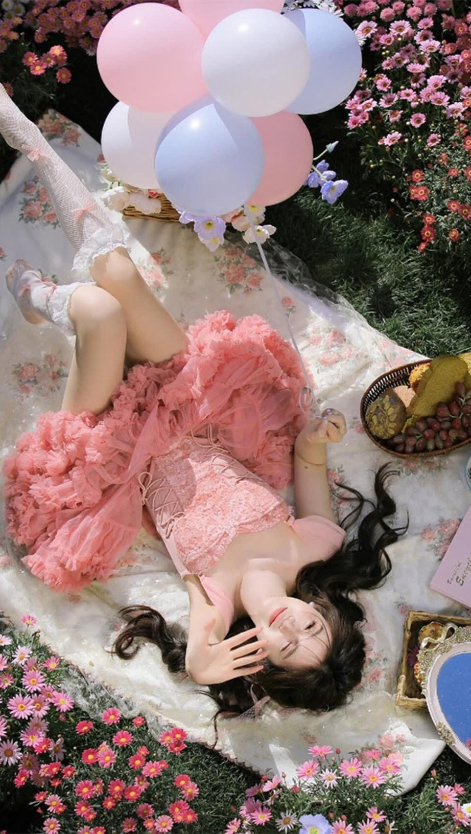 Rosafarbenes, schulterfreies Korsett-Dama-Kleid mit Rüschen