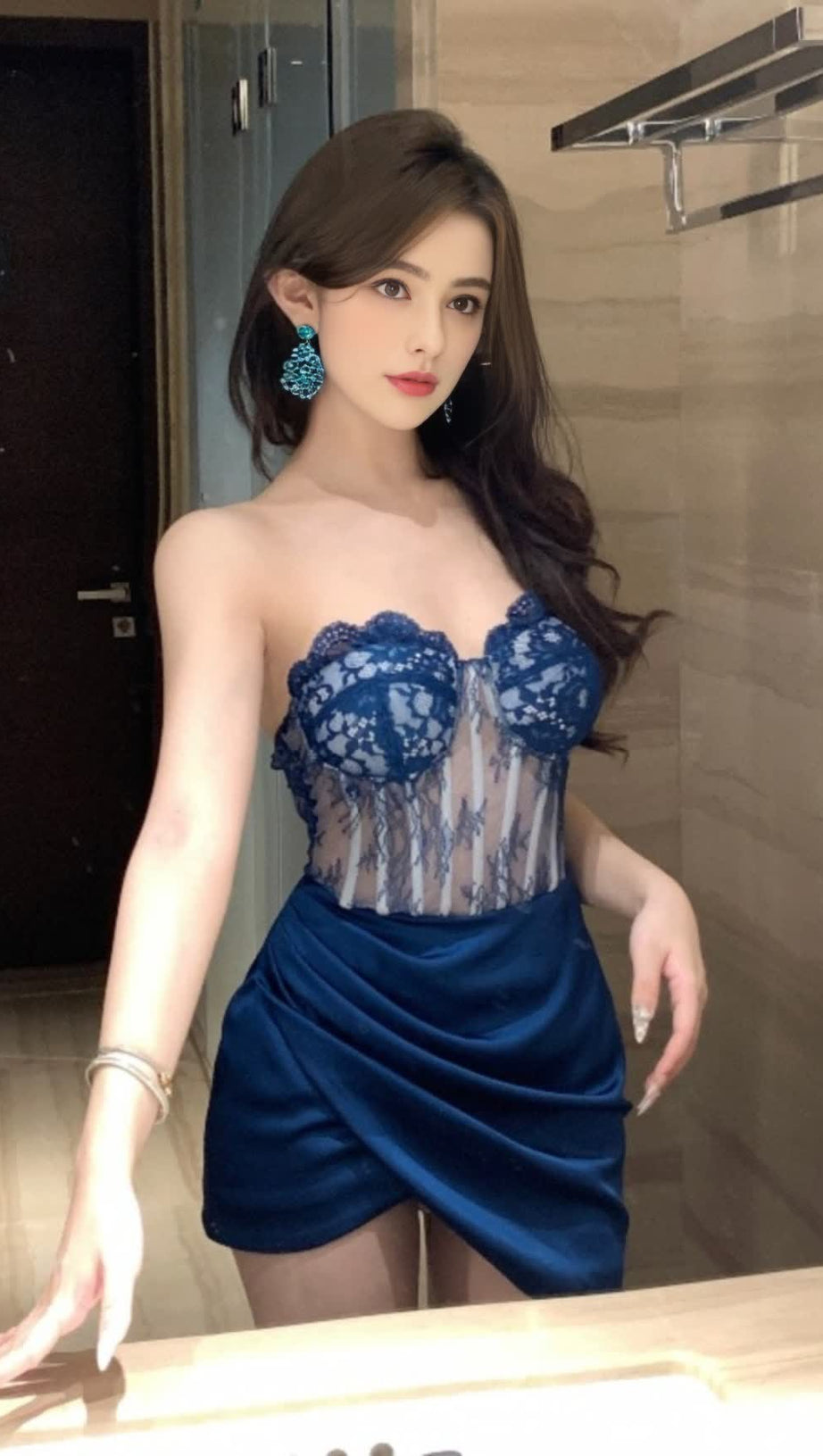 Marineblaues Hoco-Kleid aus Satin mit Spitzenoberteil