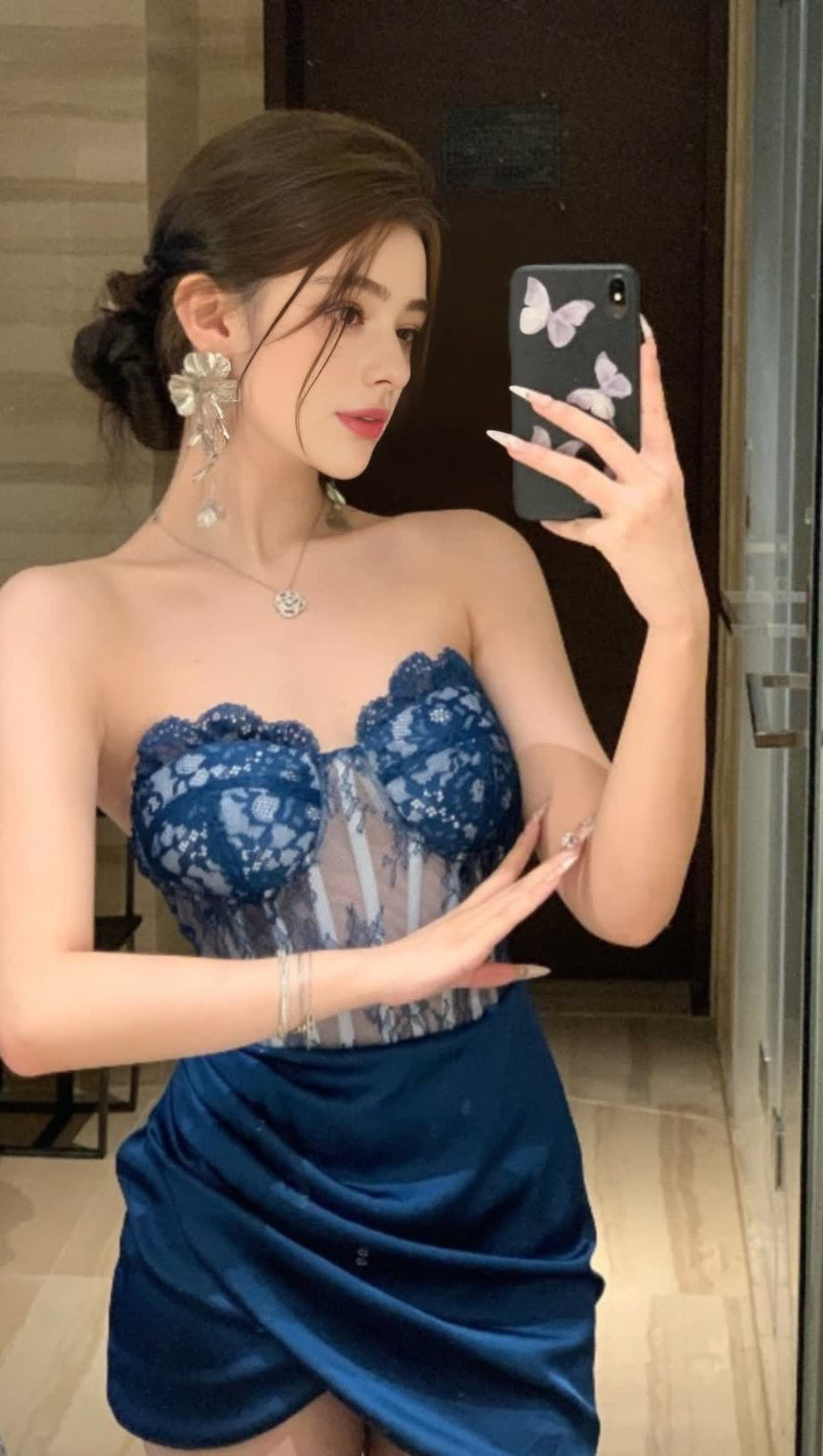 Marineblaues Hoco-Kleid aus Satin mit Spitzenoberteil