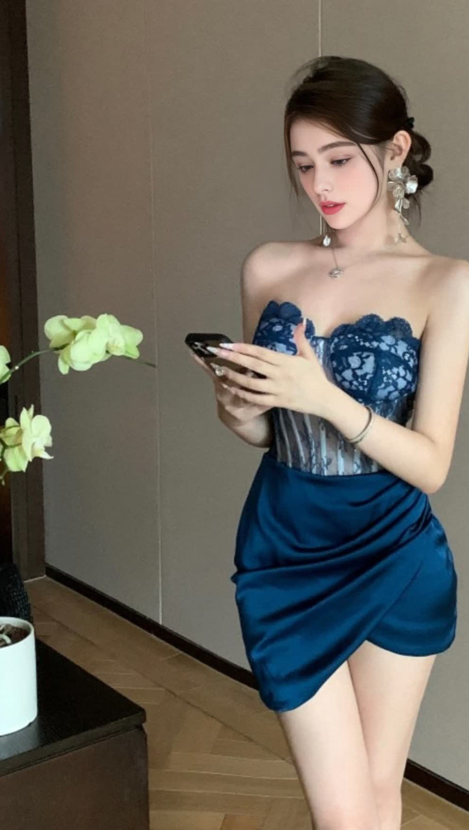 Marineblaues Hoco-Kleid aus Satin mit Spitzenoberteil