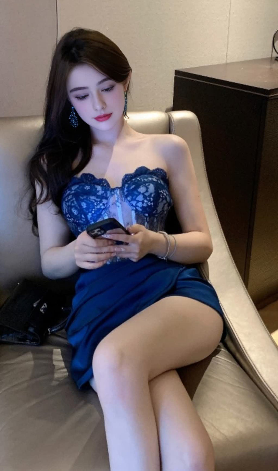 Abito Hoco in pizzo blu navy e top in raso