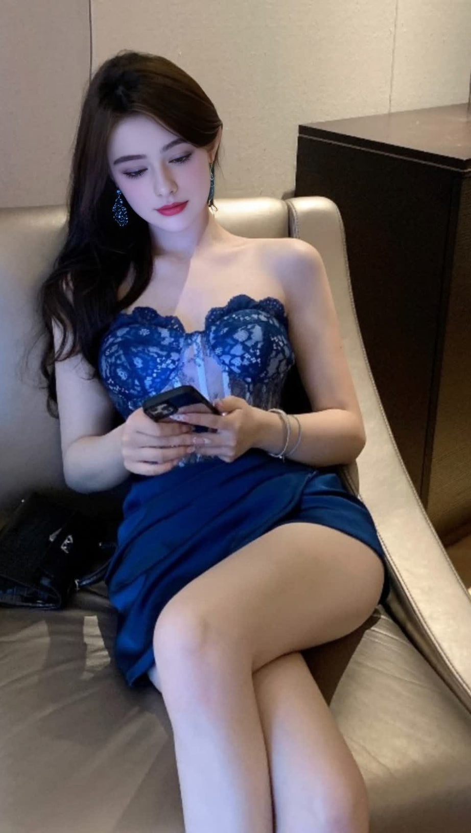 Marineblaues Hoco-Kleid aus Satin mit Spitzenoberteil