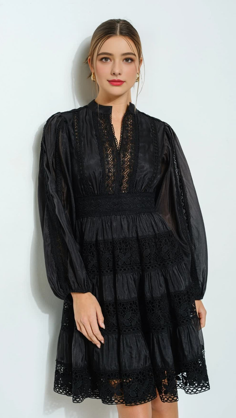 Schwarzes, gestuftes Herbstkleid mit Spitzenbesatz