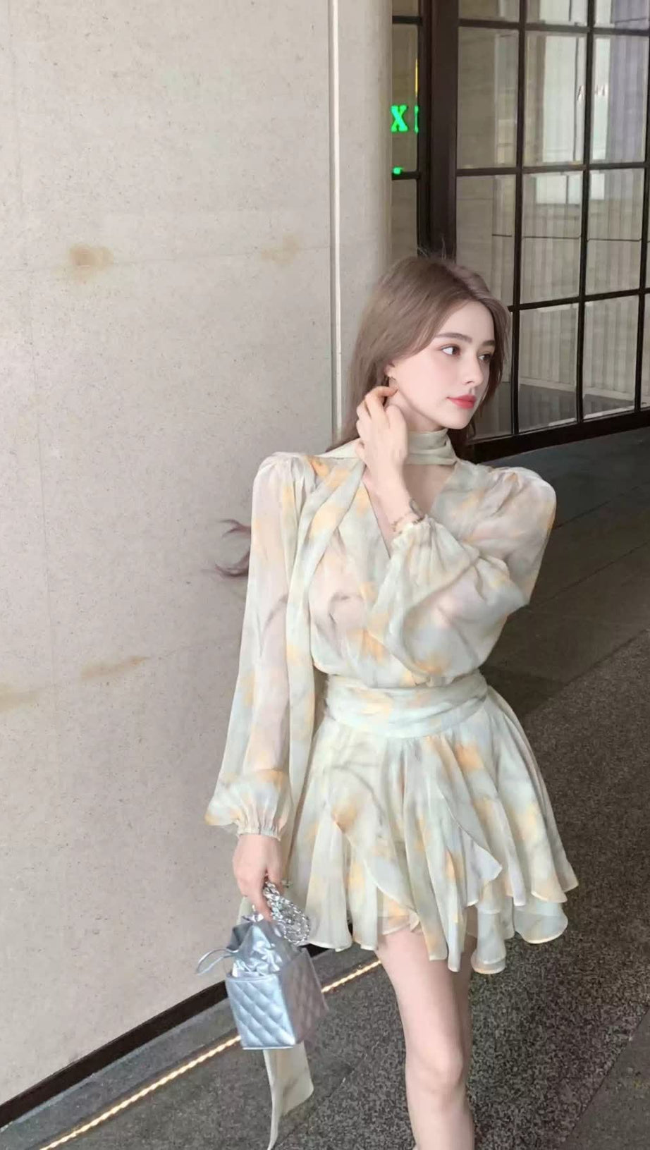 Chiffon-Herbstkleid mit Bindegürtel und Marmor-Print 