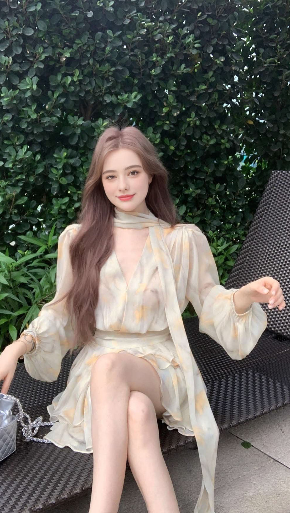 Chiffon-Herbstkleid mit Bindegürtel und Marmor-Print 