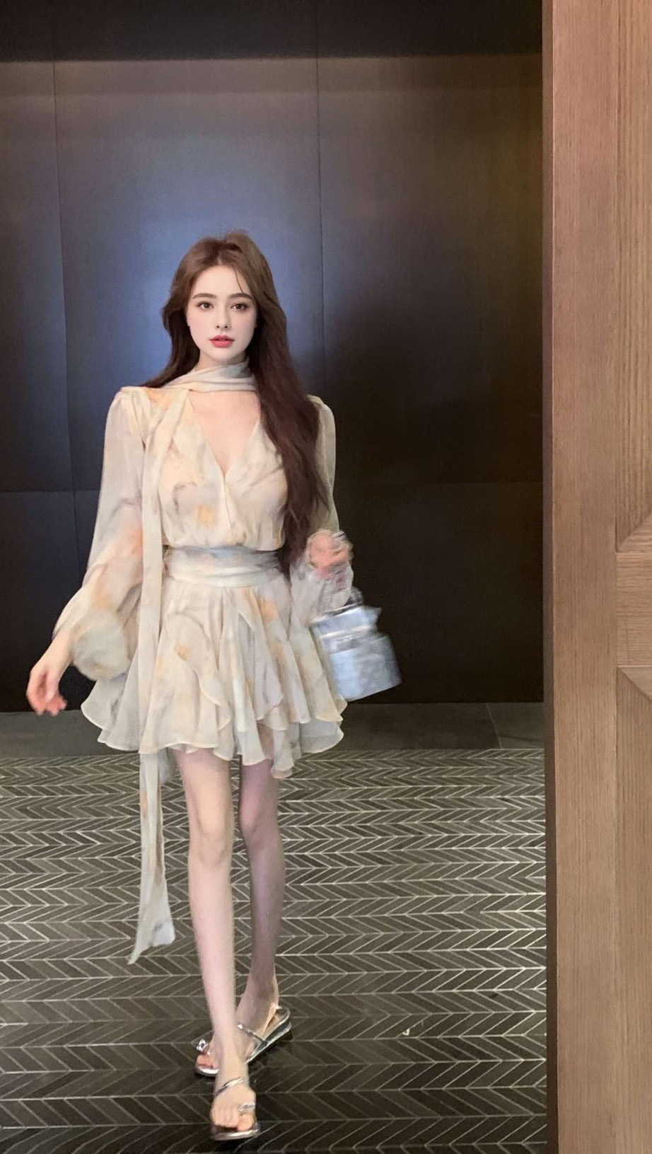 Chiffon-Herbstkleid mit Bindegürtel und Marmor-Print 