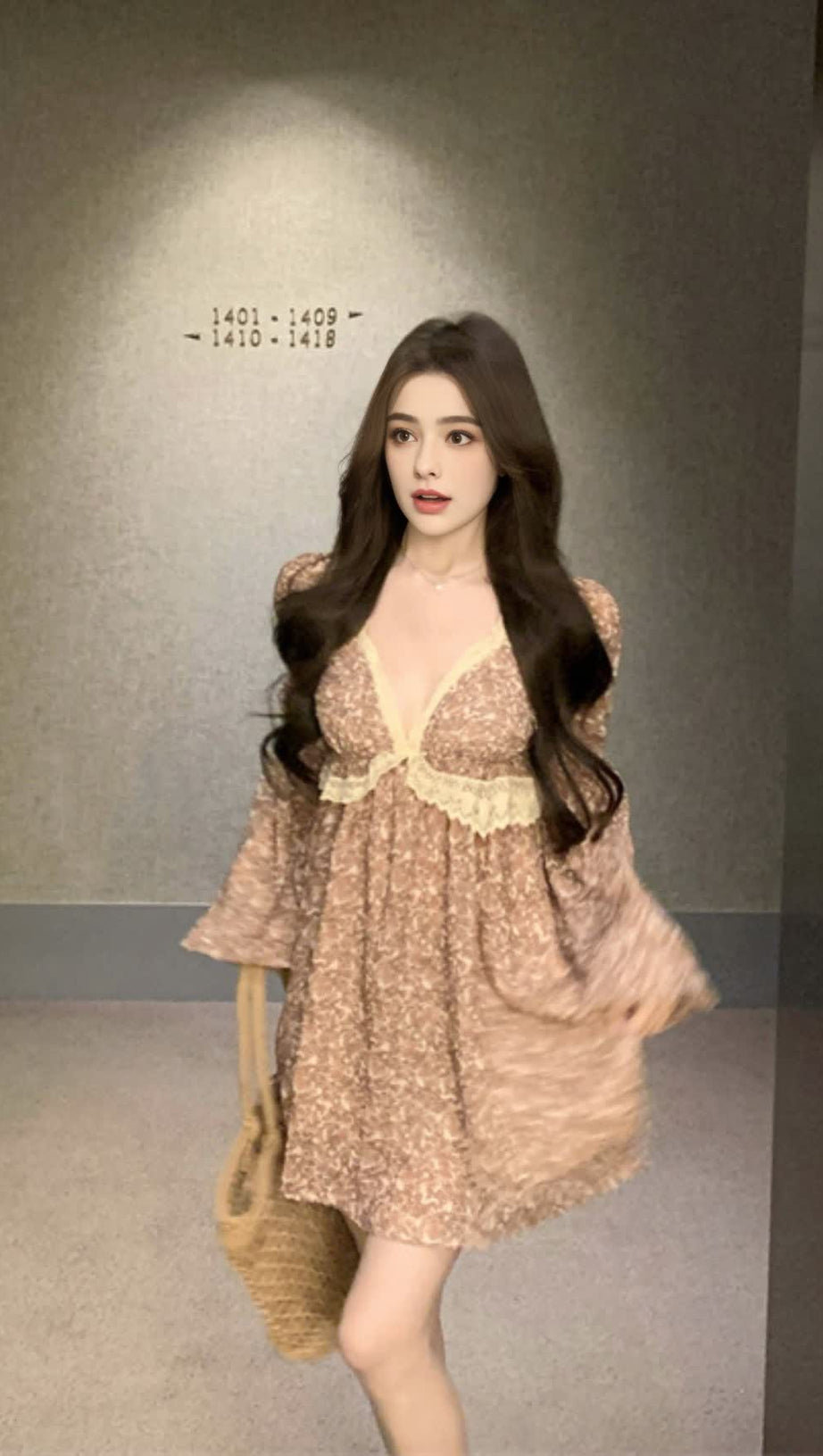 Herbstkleid mit Blumenspitze und V-Ausschnitt