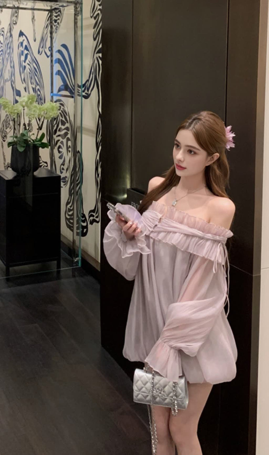 Abito autunnale in chiffon viola trasparente con spalle scoperte