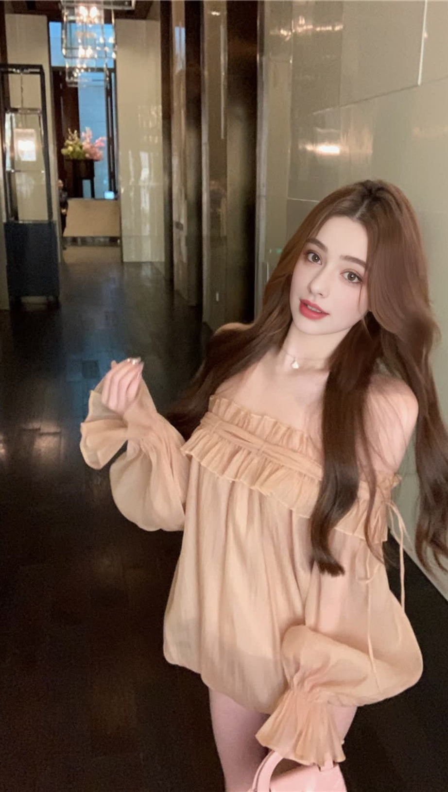 Hautfarbenes, transparentes Chiffon-Kleid ohne Schultern