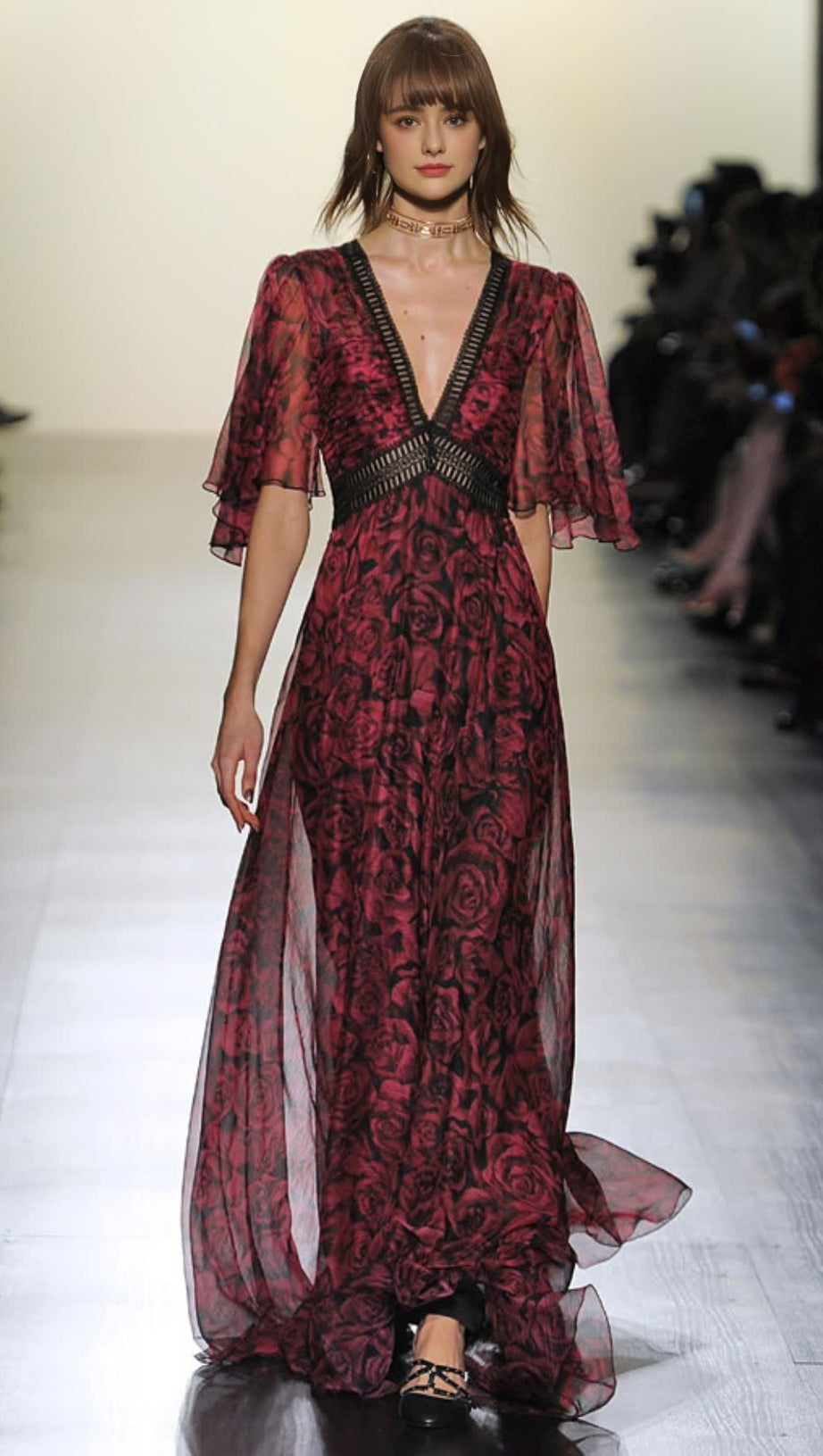 Rotes Maxikleid mit V-Ausschnitt und kurzen Ärmeln und Rosendruck 