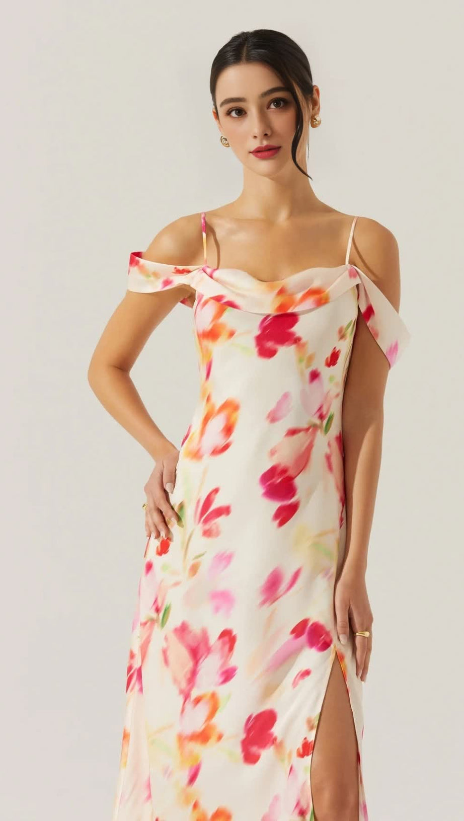 Satin-Maxikleid mit Schlitz und kalter Schulter in rosa Aquarell