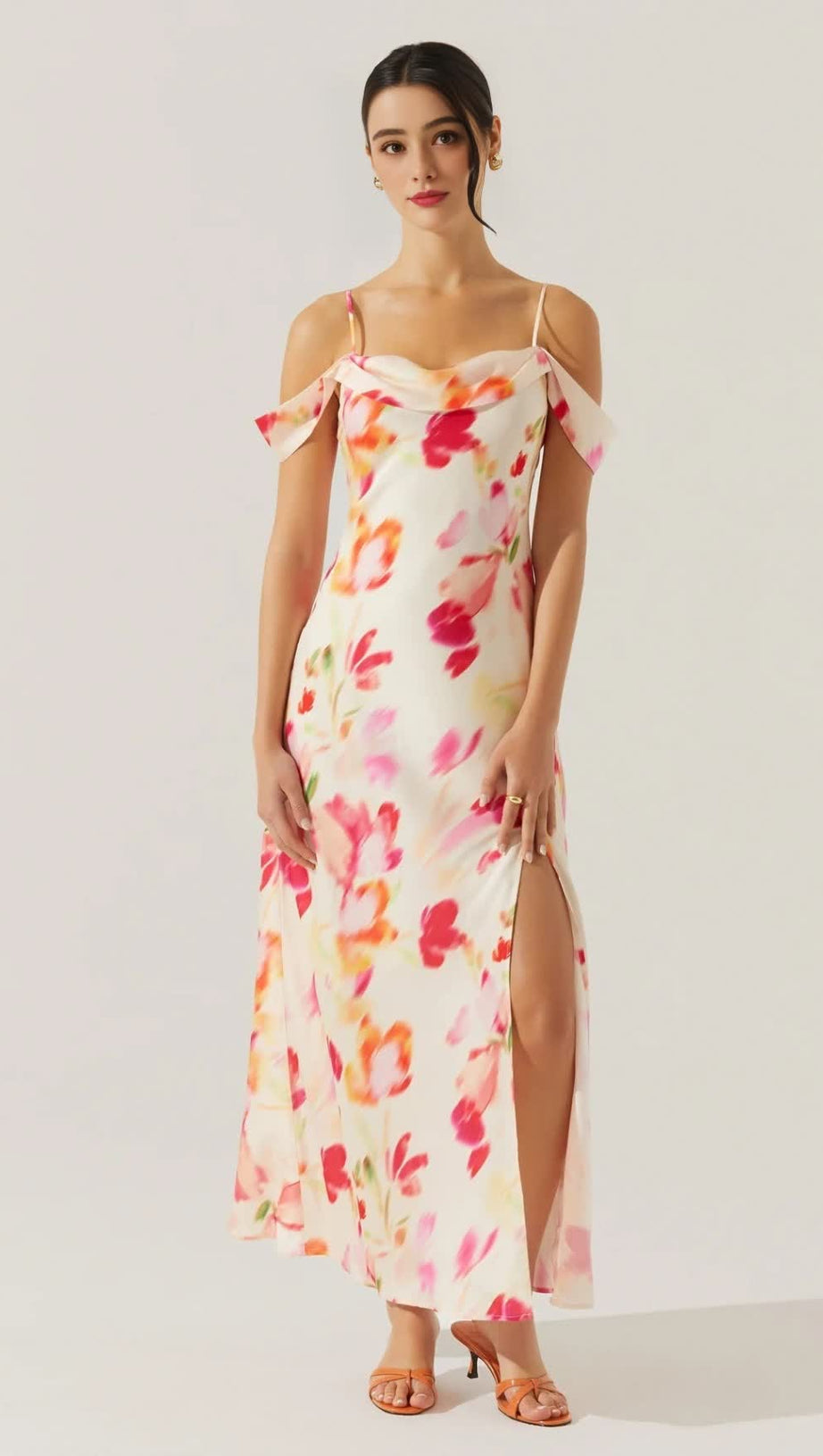 Satin-Maxikleid mit Schlitz und kalter Schulter in rosa Aquarell