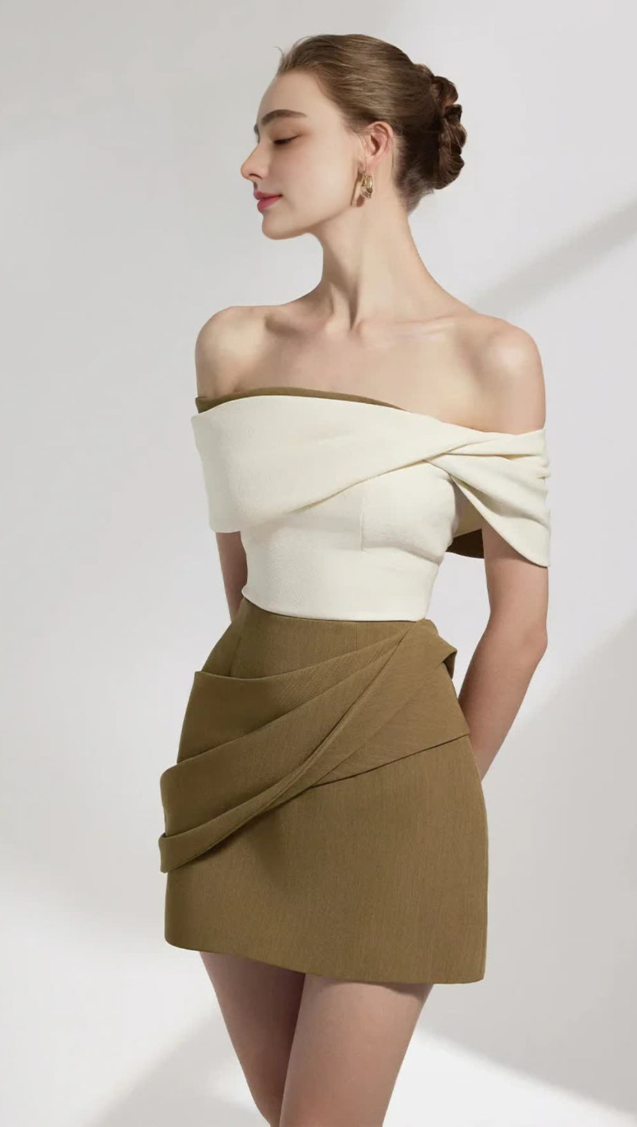 MARJORIE A-LINE PLEATED COTTON TWILL MINI DRESS IN KAHKI