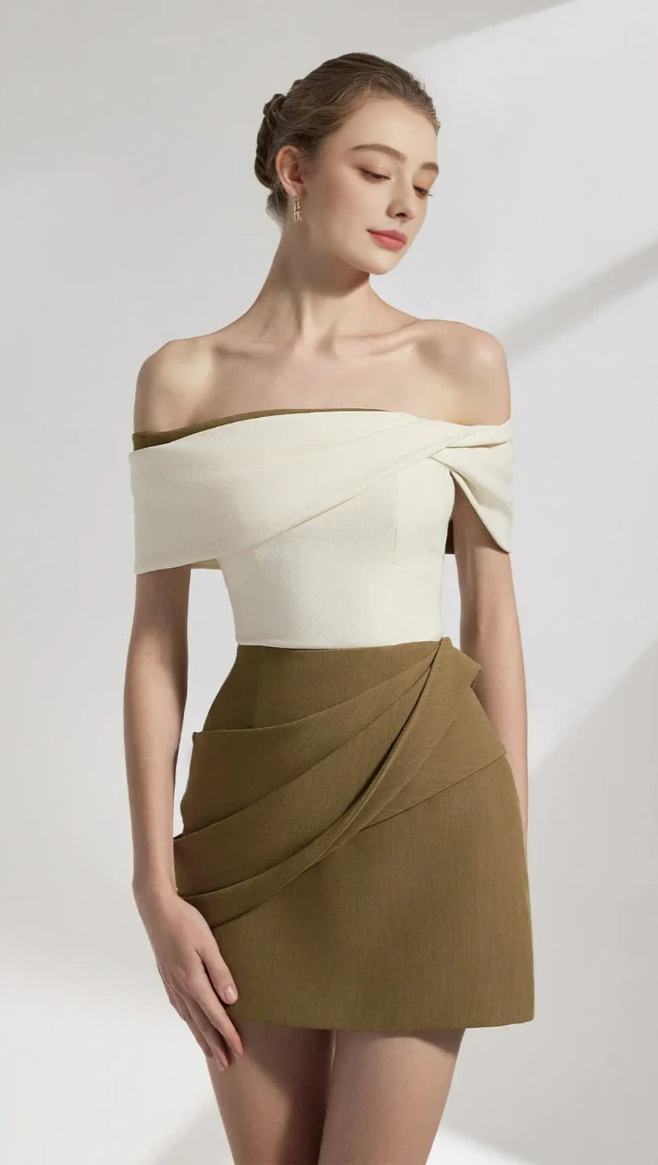 MARJORIE A-LINE PLEATED COTTON TWILL MINI DRESS IN KAHKI