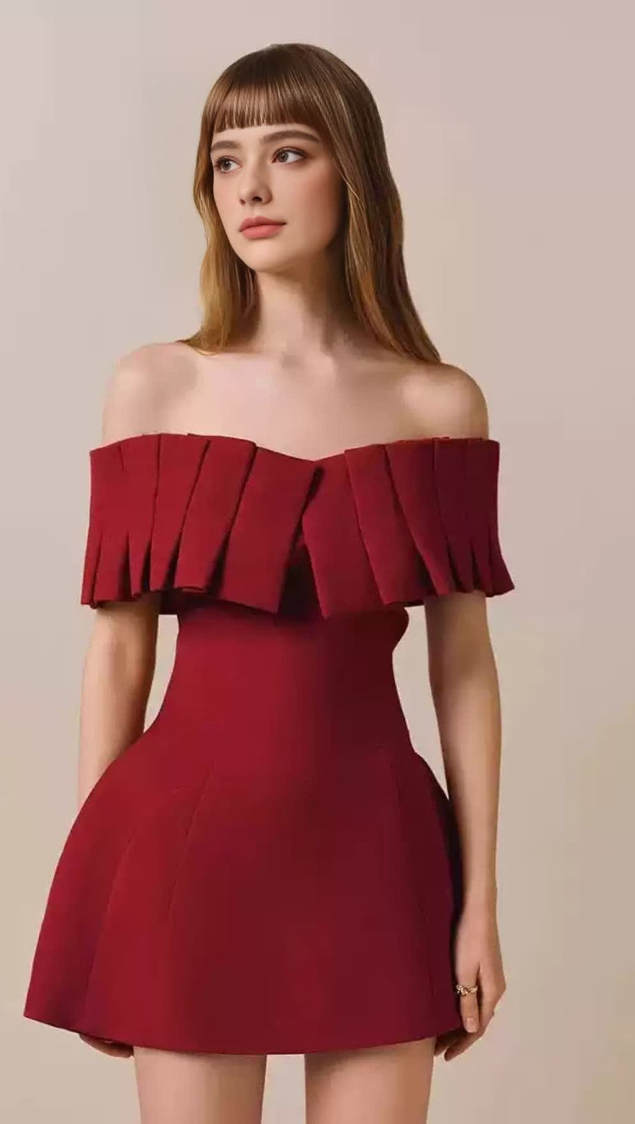 Marcia – Schulterfreies, plissiertes Minikleid in Rot