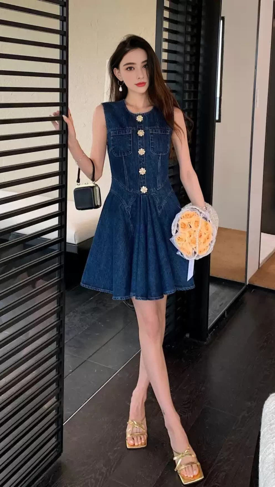 Ärmelloses Mini-Jeanskleid mit Blumenknöpfen in Blau