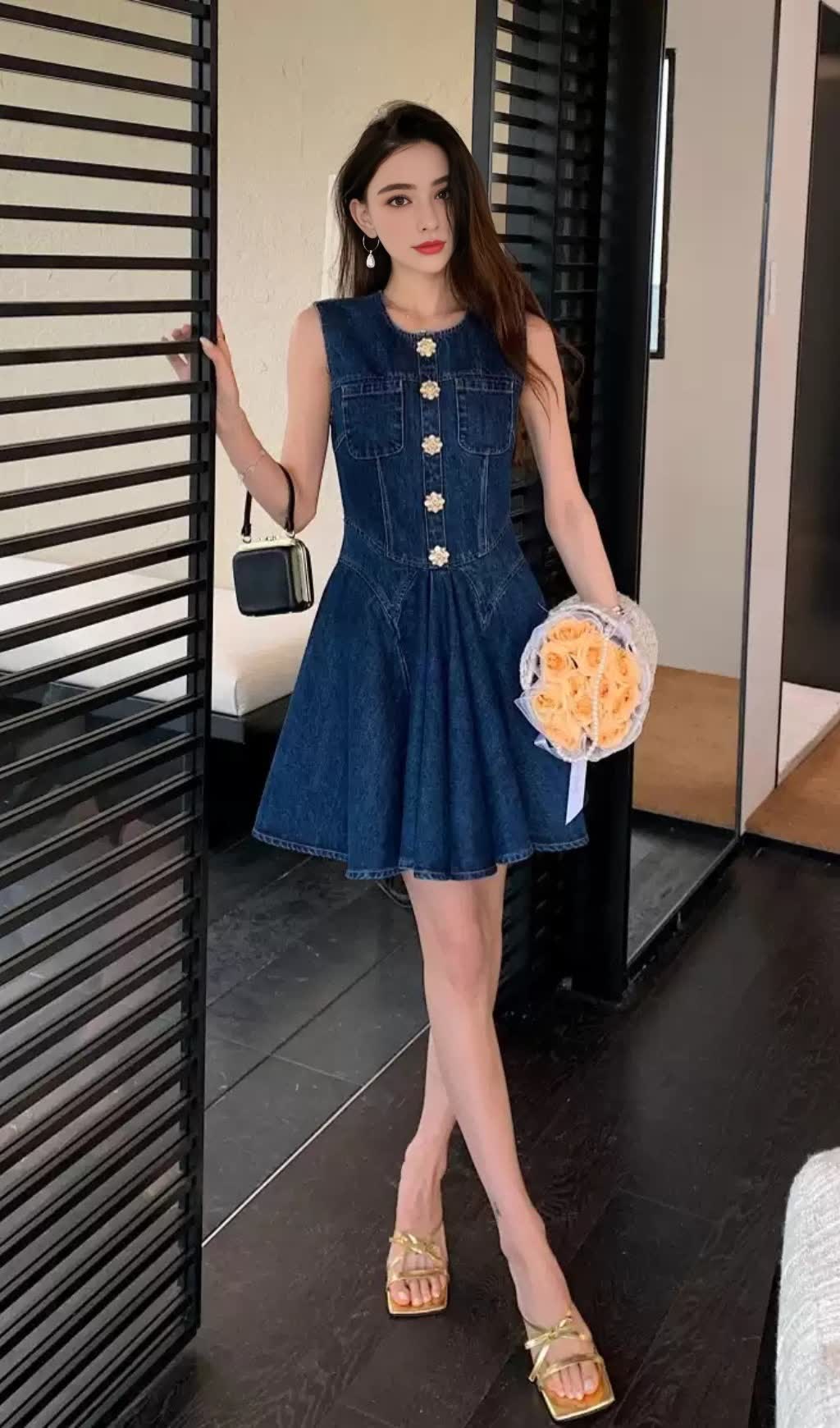 Ärmelloses Mini-Jeanskleid mit Blumenknöpfen in Blau