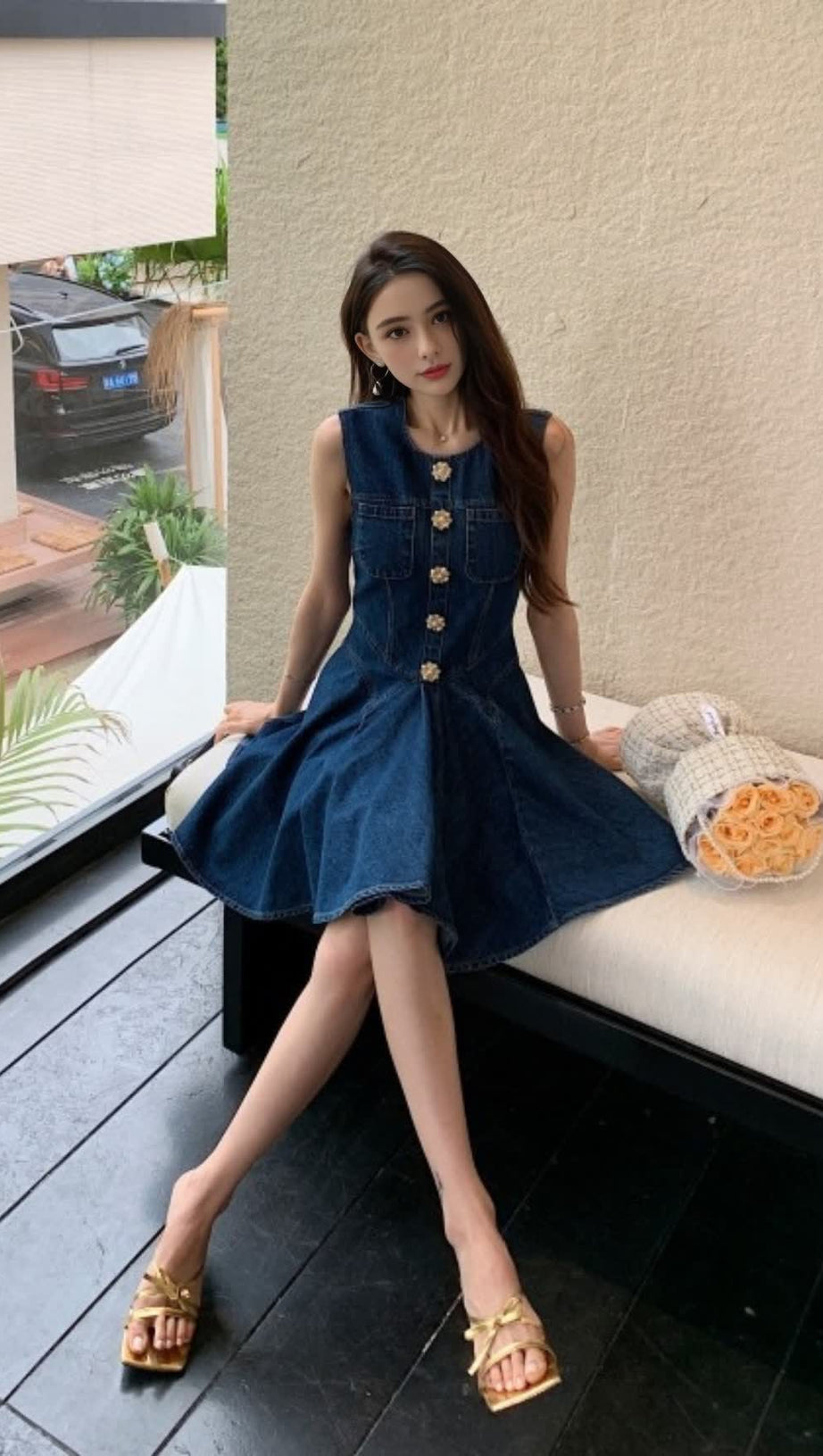 Ärmelloses Mini-Jeanskleid mit Blumenknöpfen in Blau