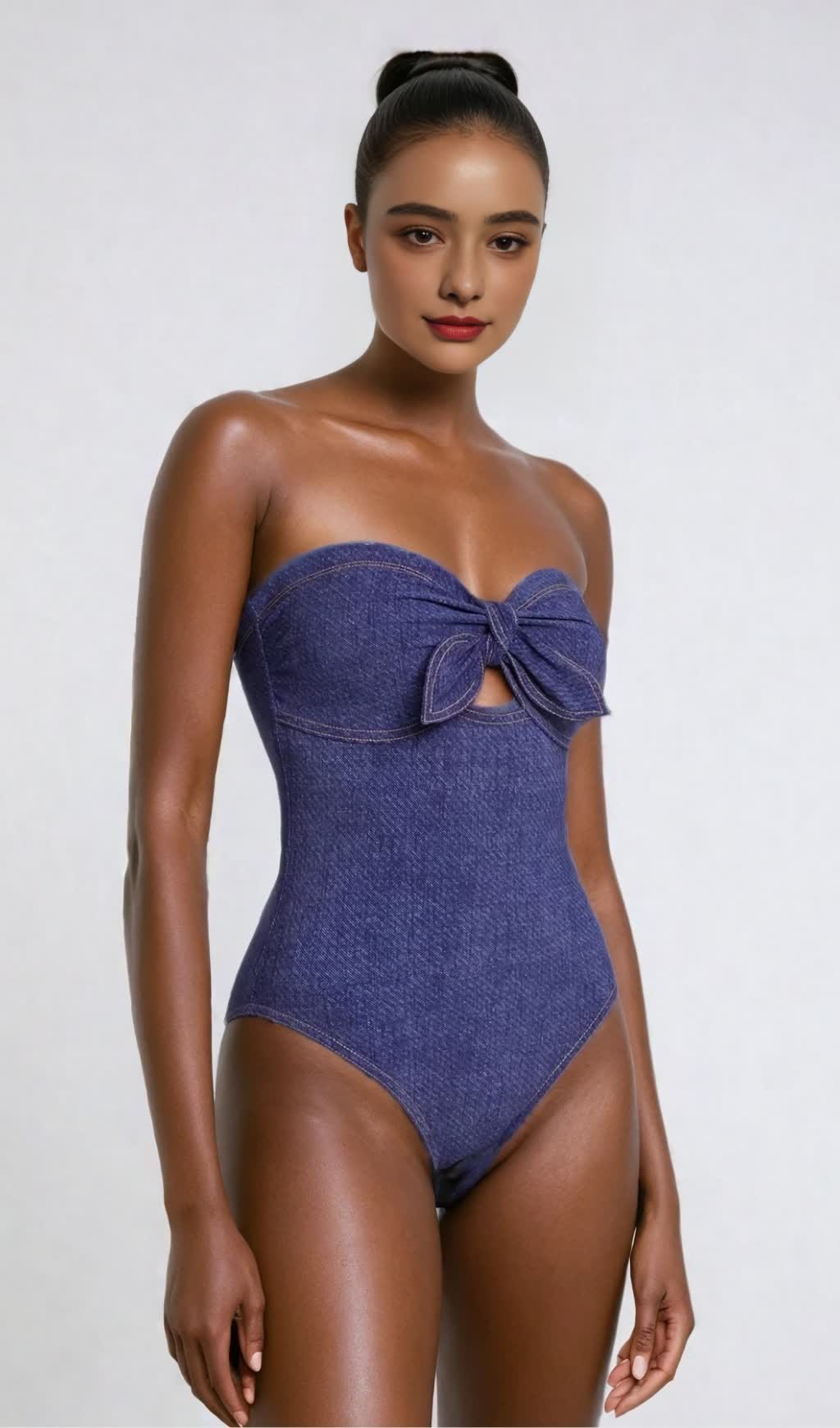 Michelle – Trägerloser, figurbetonter Badeanzug mit Cut-outs