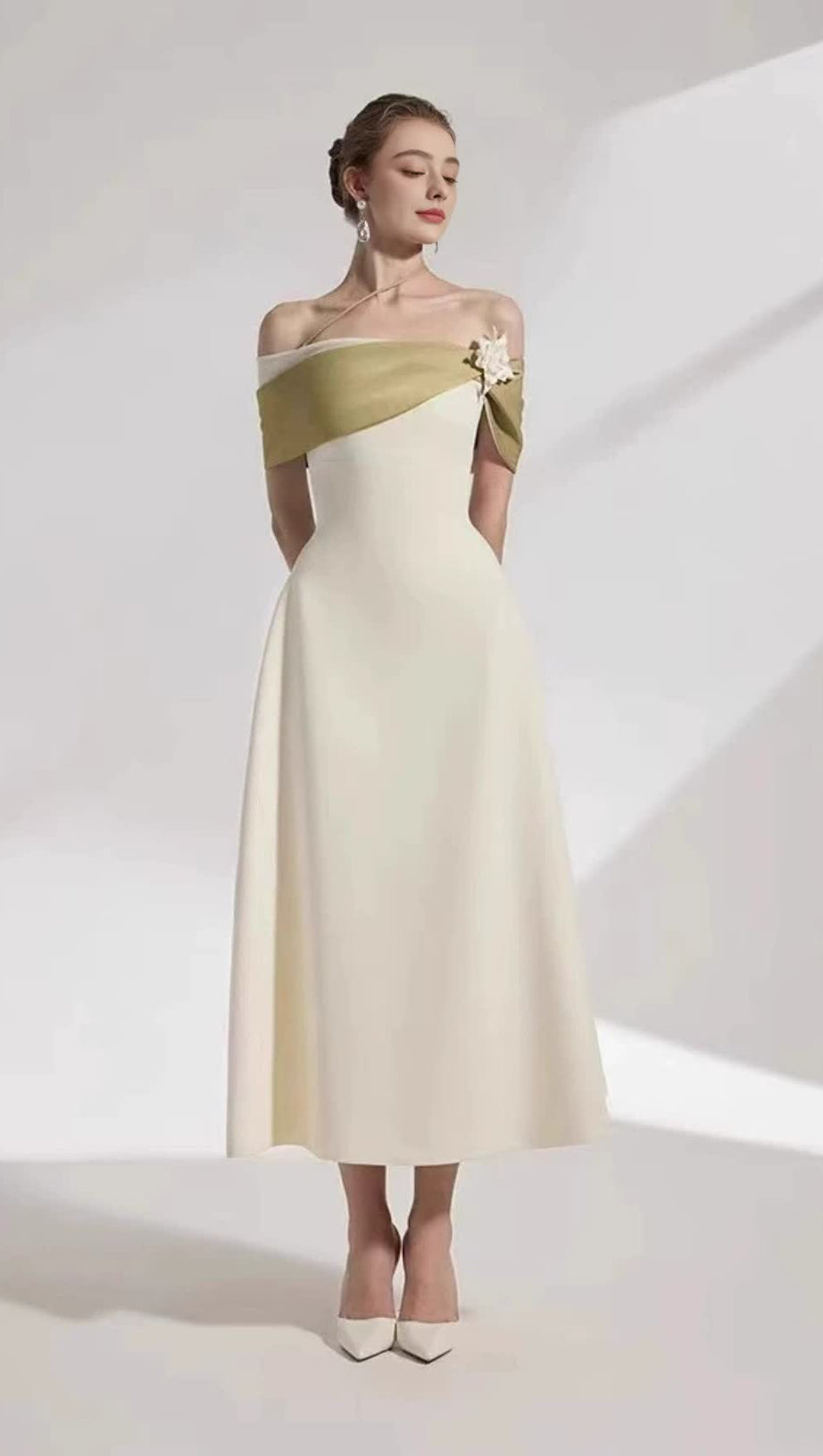 A-Linien-Midikleid aus Baumwollkrepp mit offenen Schultern in Beige