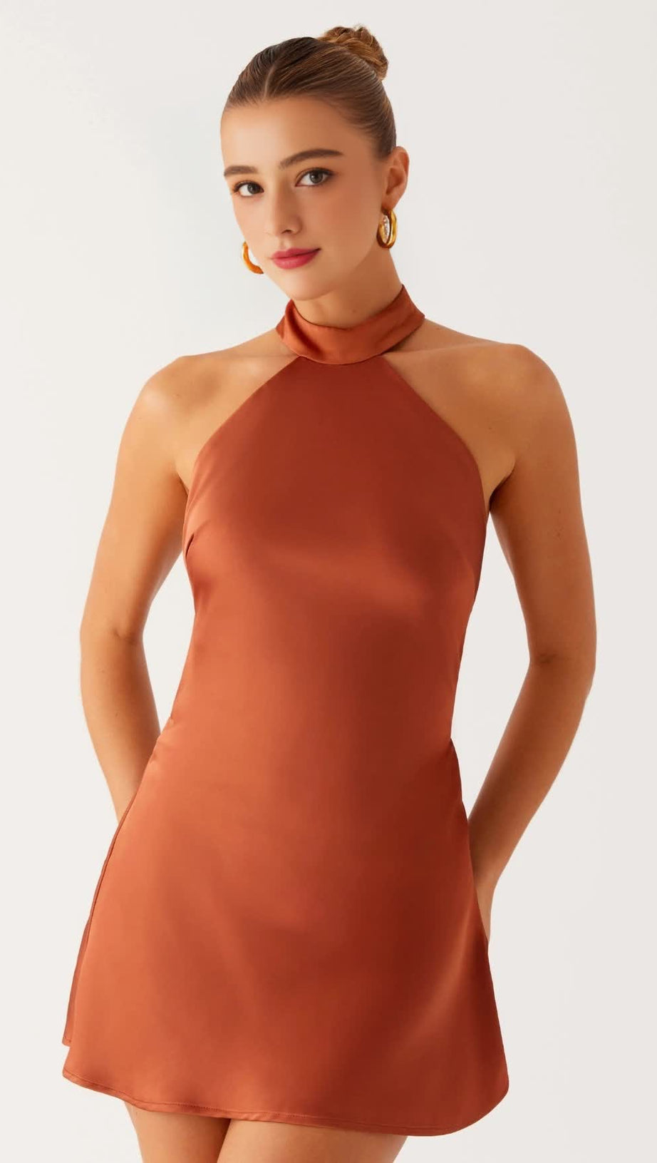 Neckholder-Minikleid aus Satin in Rostrot