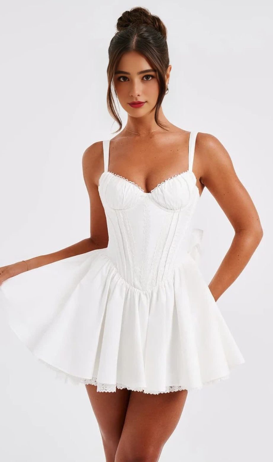 mini abito corsetto con volant in pizzo bianco