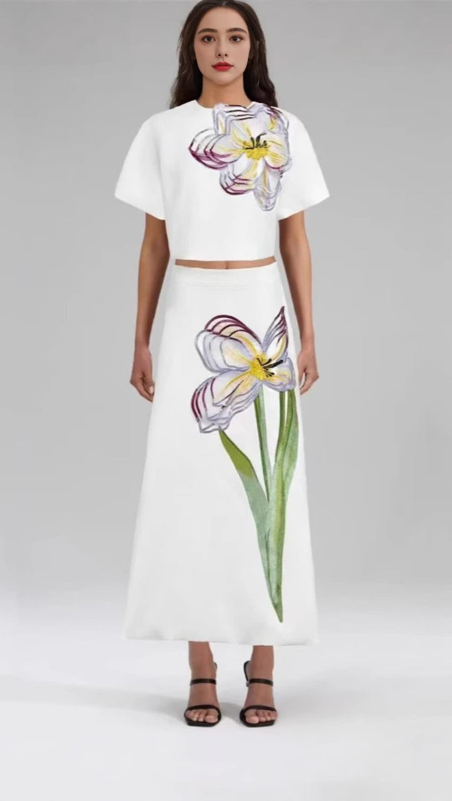 Completo coordinato con abito midi ricamato a fiori bianchi