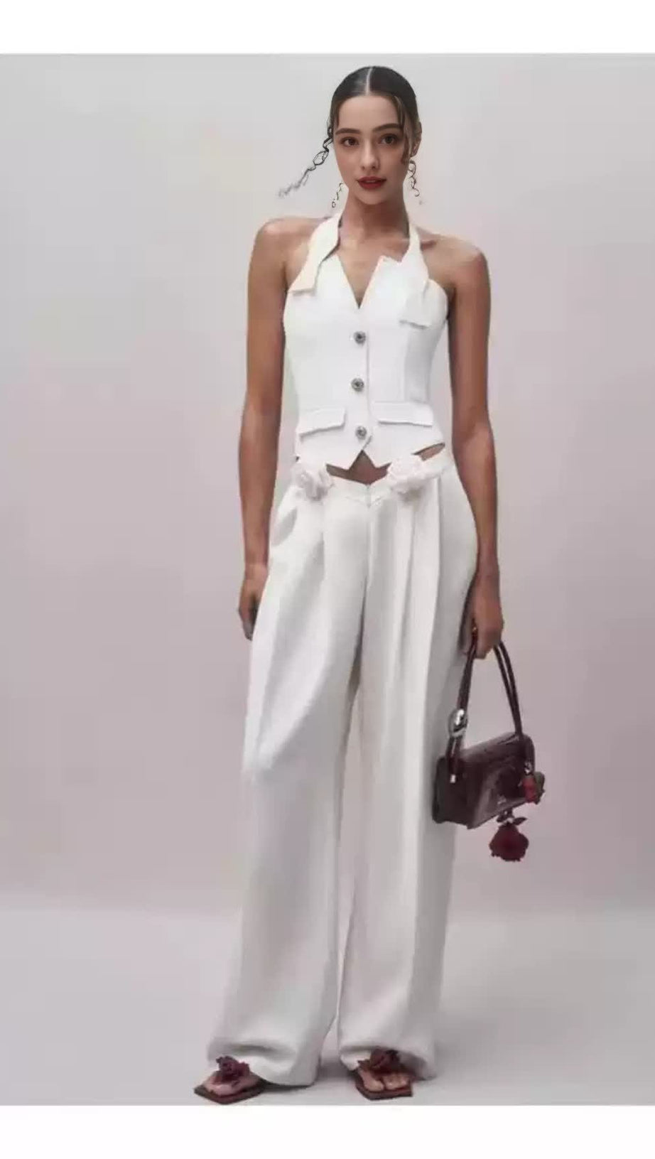 Completo con gilet con scollo all'americana e pantaloni decorati con fiori in avorio