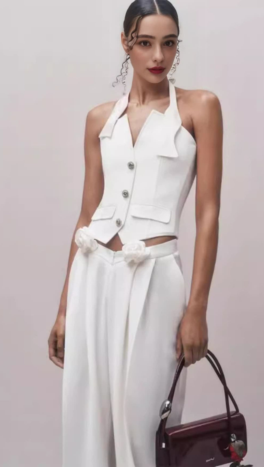 Completo con gilet con scollo all'americana e pantaloni decorati con fiori in avorio