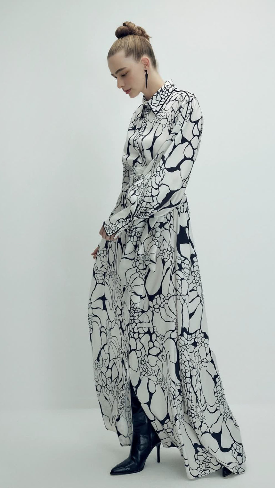 Maxi-Hemdkleid mit Gürtel und Monochrom-Print 