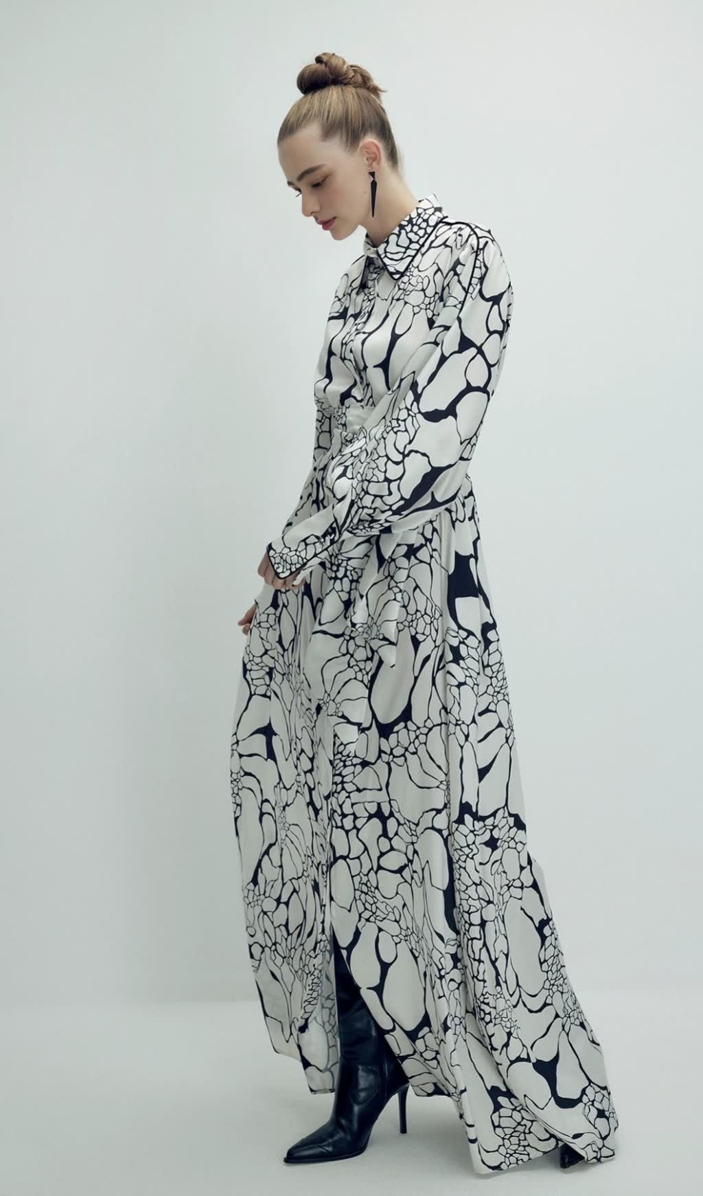 ABITO LUNGO CON CINTURA E STAMPA MONOCROMATICA