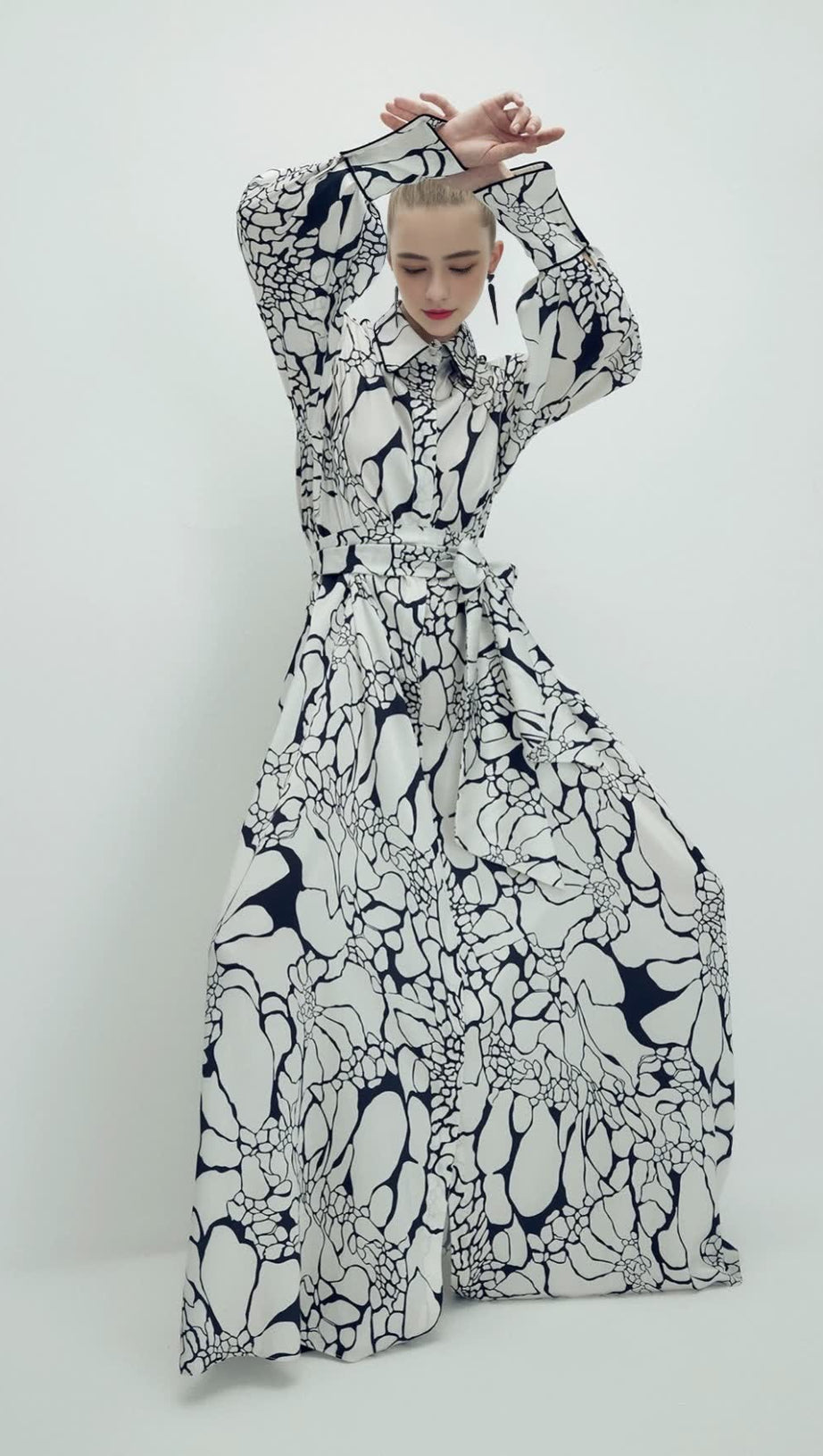 Maxi-Hemdkleid mit Gürtel und Monochrom-Print 