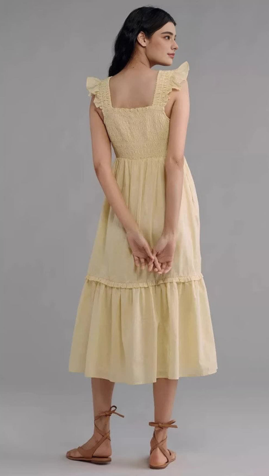 Gelbes Midikleid mit Blumenmuster und Rüschen und quadratischem Ausschnitt 